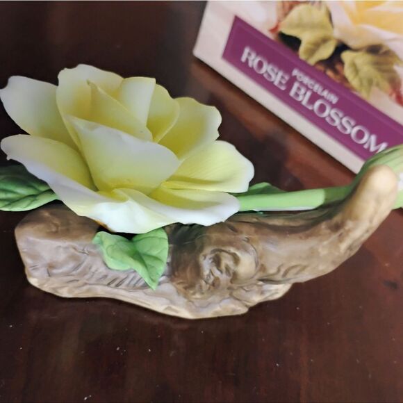 Porcelain Rose Blossom - Yellow and Green - Picture 3 of 10